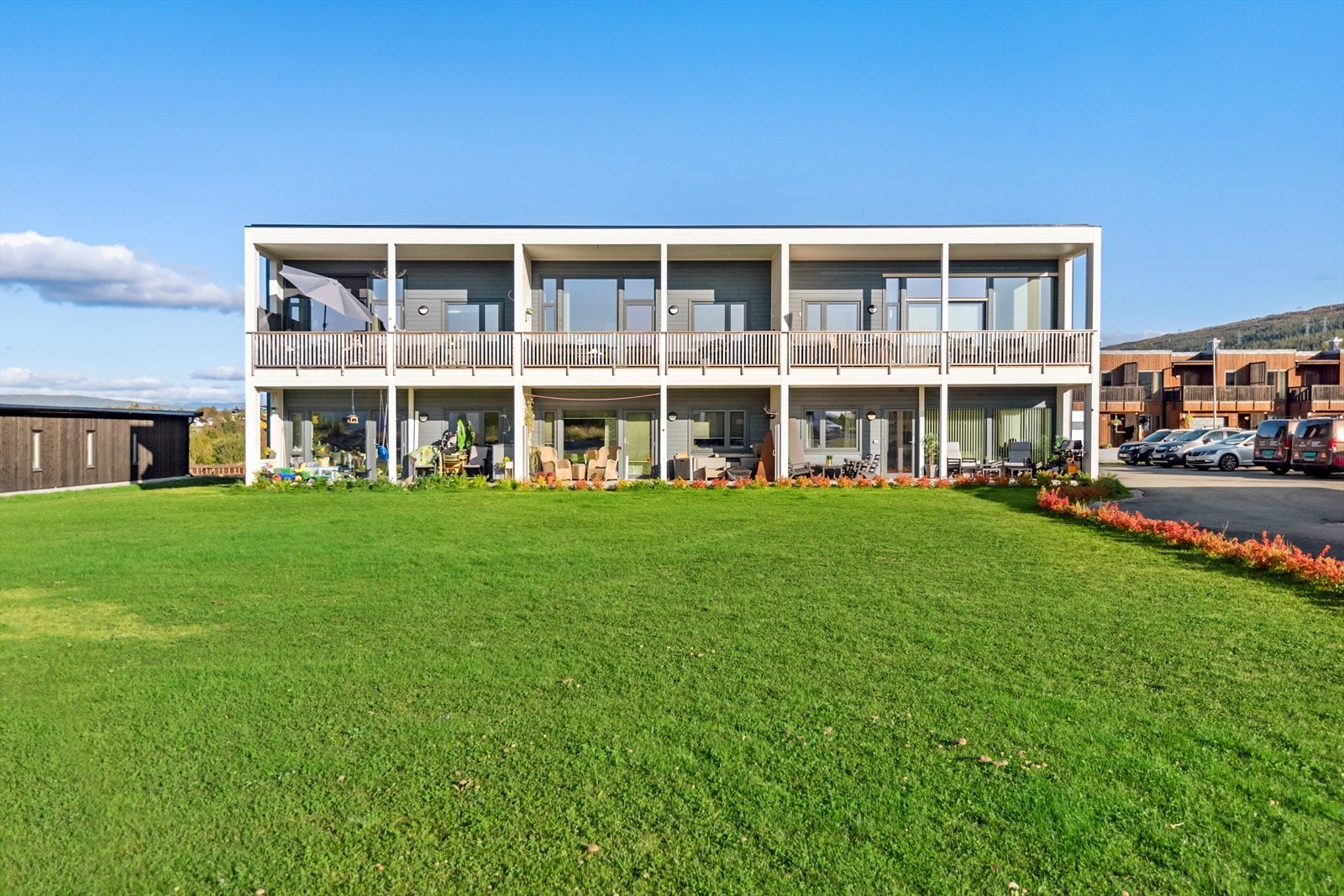 Leiligheten ligger praktisk til i første etasje og har en attraktiv planløsning som passer perfekt for både par, små familier eller deg som ønsker lettvint adkomst. Galleribilde