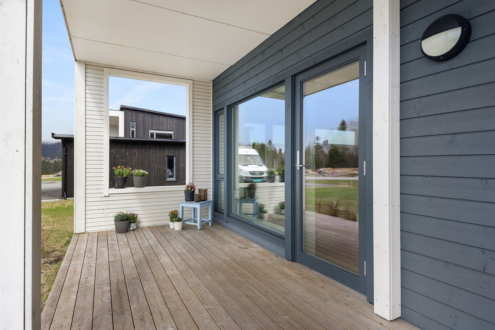 Terrasse på ca. 16 m2 med skjermet innsyn da det er etablert levegger mellom leilighetene. Galleribilde