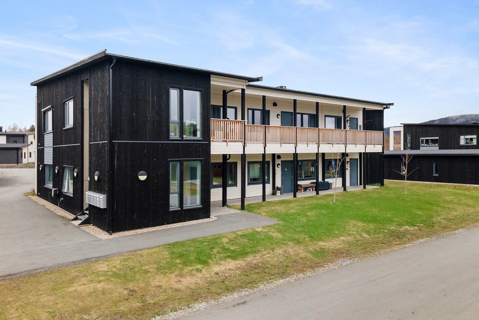 Leiligheten ligger fint til, i 1. etasje til høyre på bildet. Galleribilde