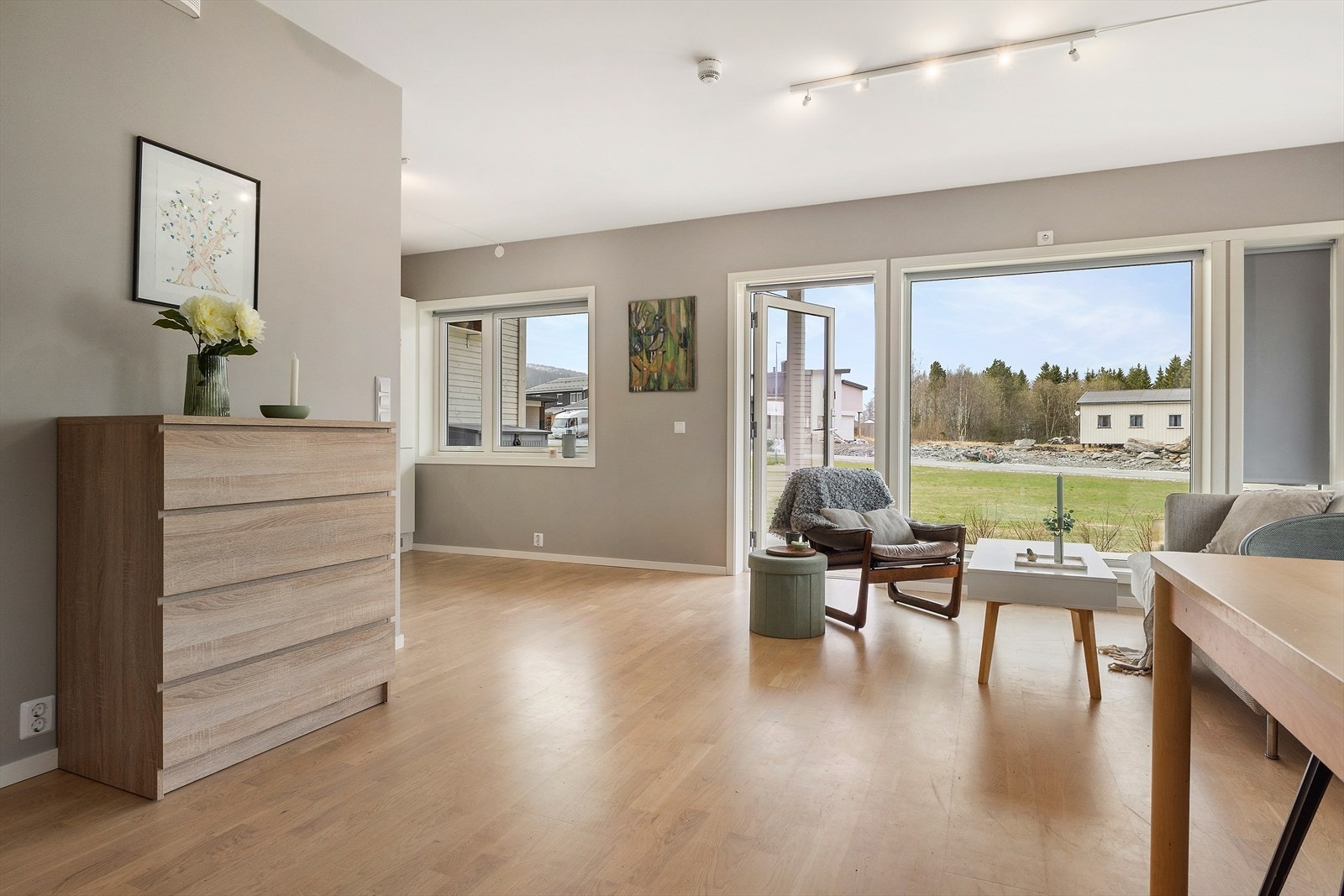 Lyse, nøytrale fargevalg og pen parkett er gjennomgående for hele boligen. Galleribilde