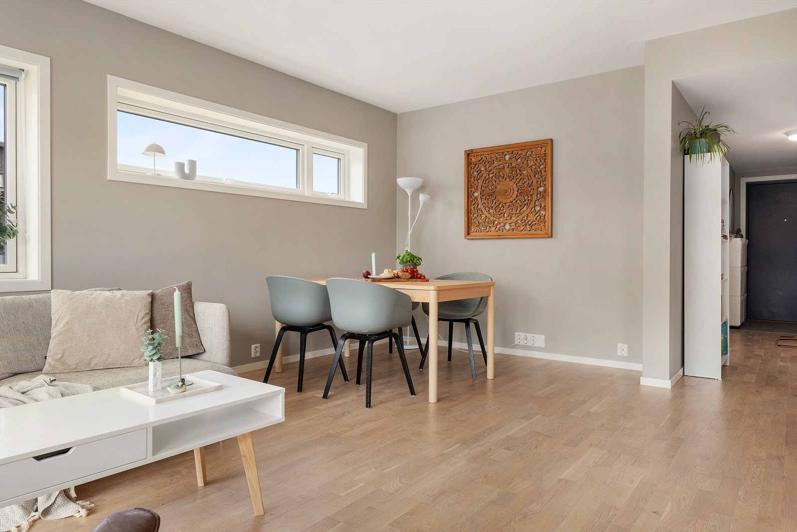 Leiligheten har en effektiv og innbydende planløsning på ett plan, og er godt utnyttet for å etablere naturlige soner som sofakrok, spisebord og oppbevaring. Galleribilde