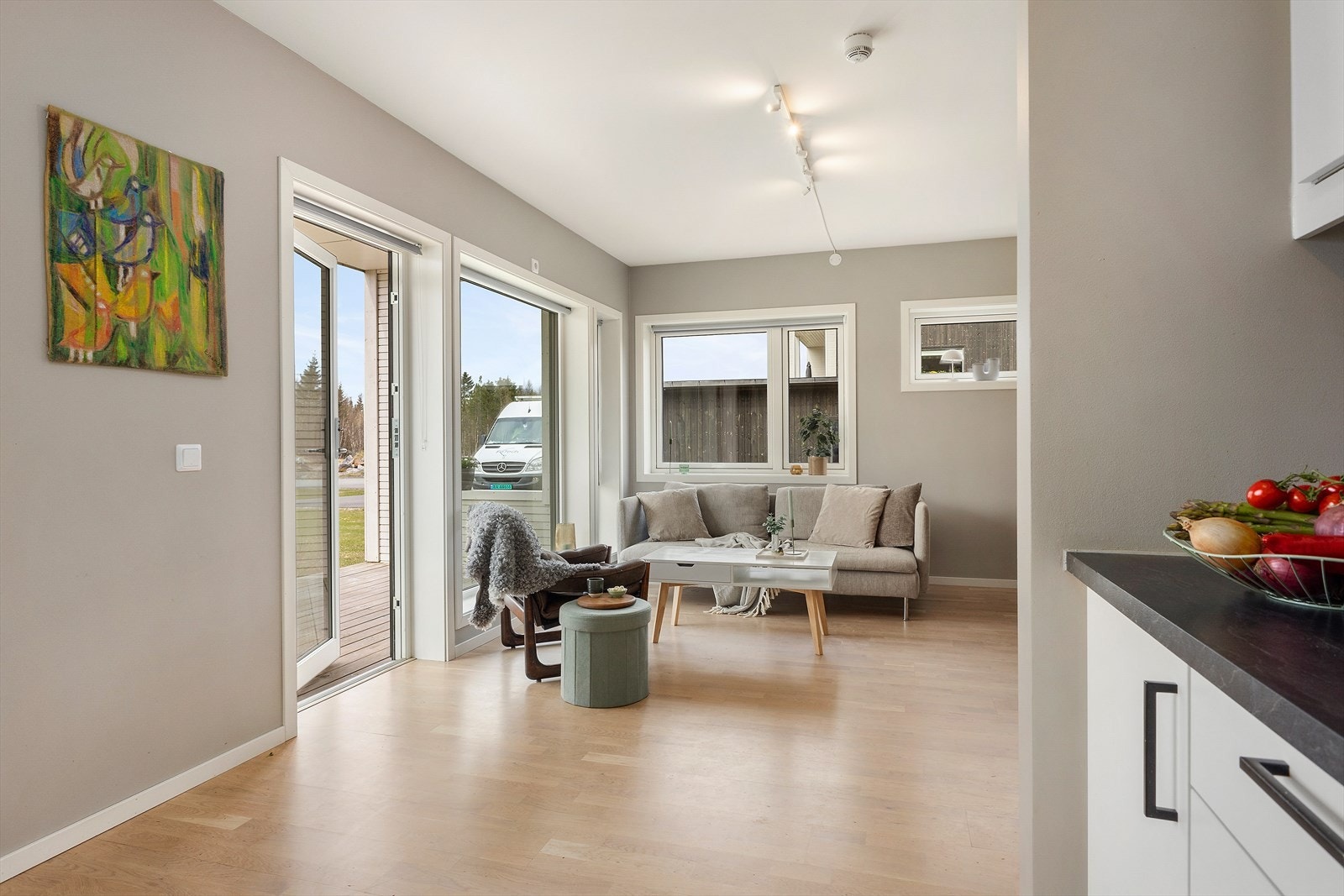 Integrerte hvitevarer som oppvaskmaskin, koketopp, stekeovn og frys- og kjøleskap medfølger handelen. Galleribilde