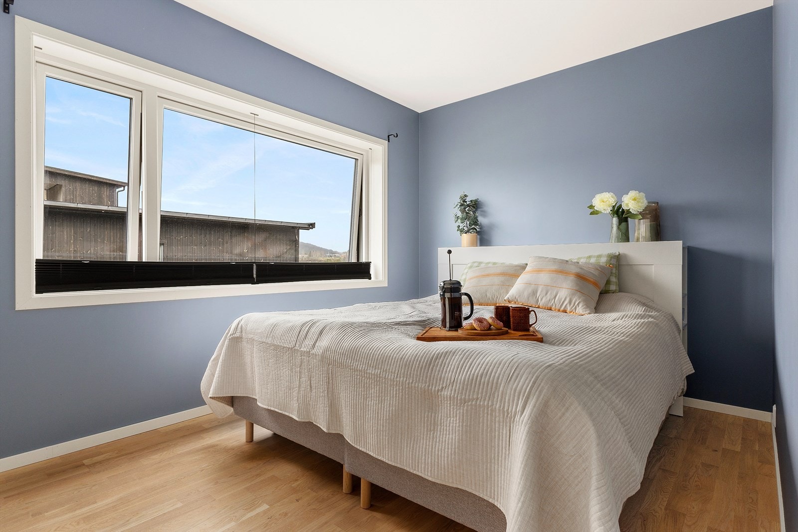 To soverom av god størrelse. Hovedsoverommet har plass til dobbeltseng og garderobeløsning. Galleribilde