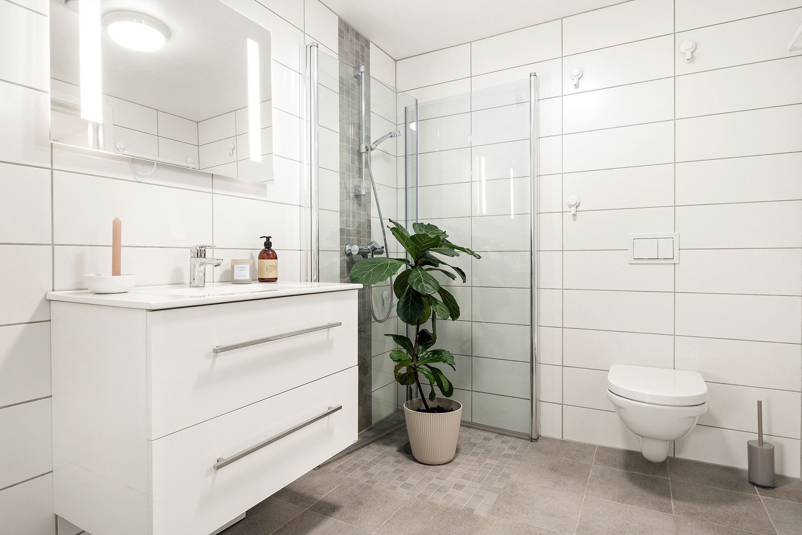 Helfliset baderom med varmekabler i gulv. Galleribilde