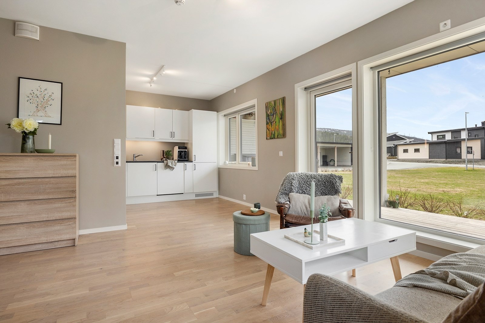 Her får du umiddelbart et lyst og luftig inntrykk takket være store vindusflater som slipper inn rikelig med dagslys. Galleribilde