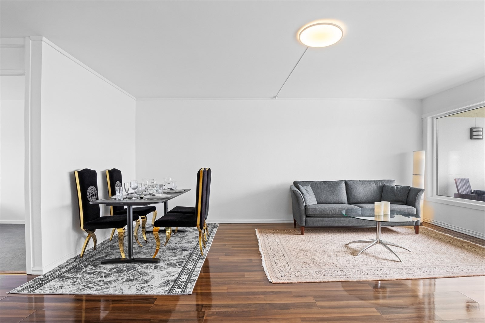 Stuen har god plass til både sofagruppe og spiseplass Galleribilde