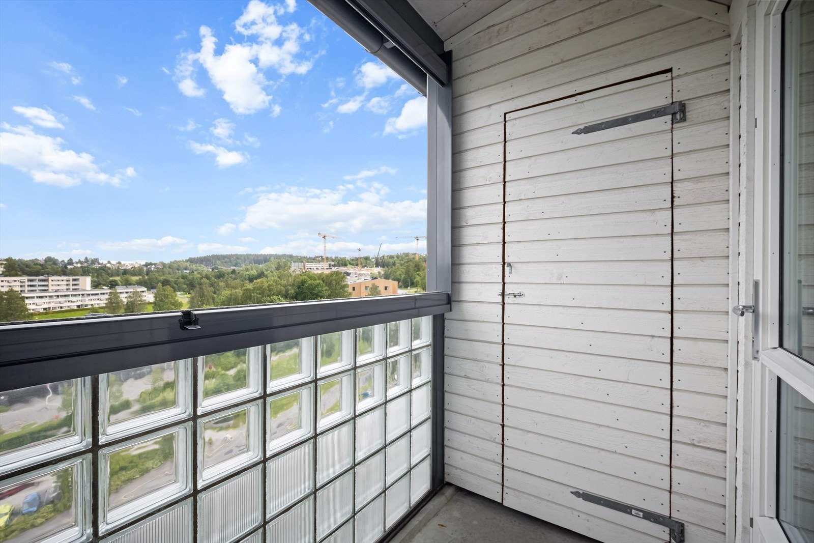 Privat innglasset balkong på ca. 2,6m² med tilknyttet bod Galleribilde