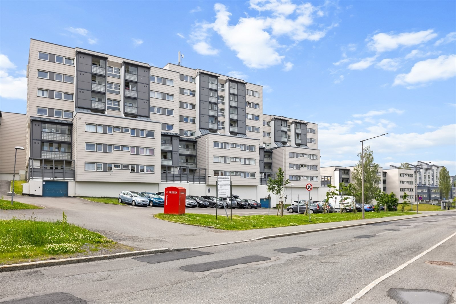 Omfattende boligområde med gode parkeringsmuligheter og adkomst til alle fasiliteter Galleribilde