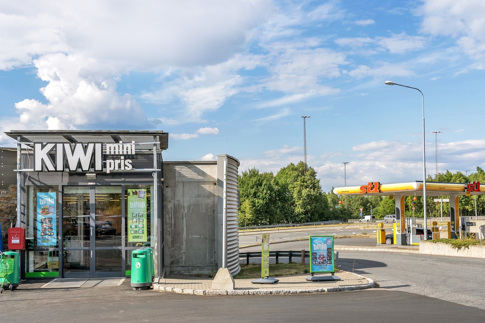 Dagligvarehandel og servicetilbud som Kiwi og bensinstasjon rett i nærheten Galleribilde