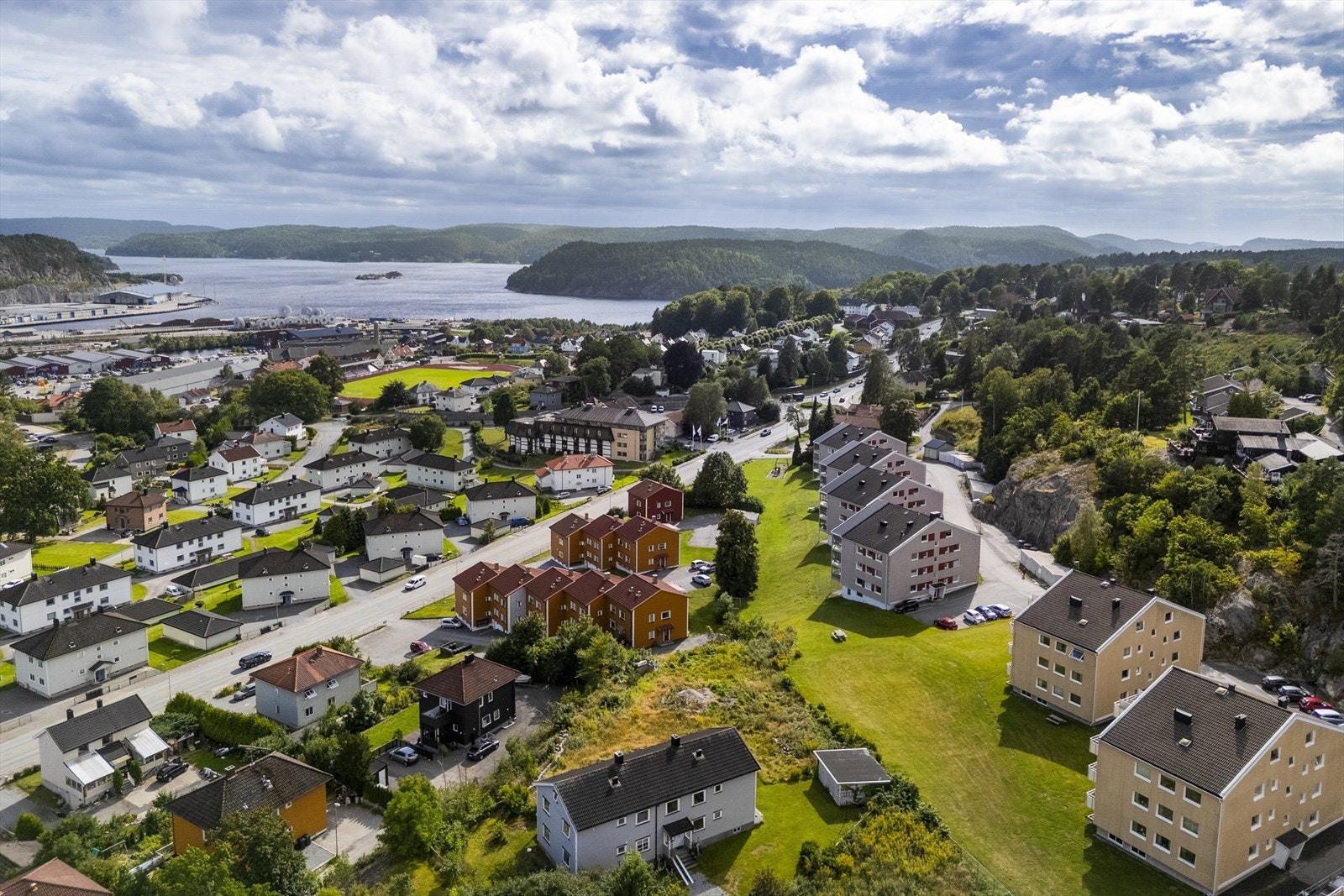Bussholdeplass finner du rett nedenfor borettslaget (ved Park hotell ca. 250 m fra leiligheten) og det er kort vei til Stangeløkka barnehage (ca. 250 m). I nærområdet har du tilgang til fine turområder ved både Rødsfjellet og ved Rød herregård Galleribilde