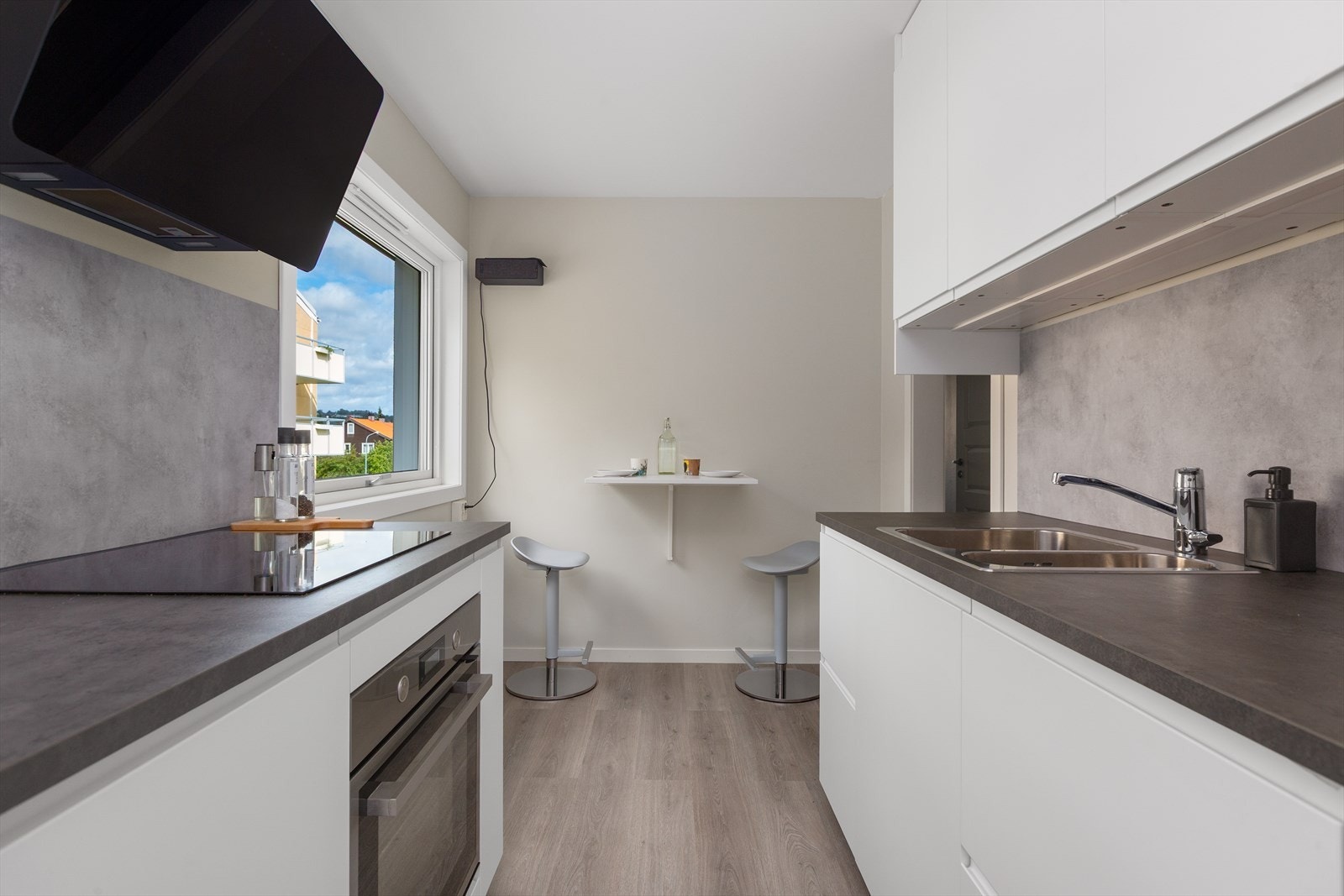 Kjøkkenet fikk alle overflater oppusset 2020 med laminatgulv og malte vegger. Kjøkkeninnredning fra 2020 med medfølgende hvitevarer fra 2020 (komfyr, induksjonsplatetopp, microovn, oppvaskmaskin og innebygget kjøle og fryseskap) Galleribilde