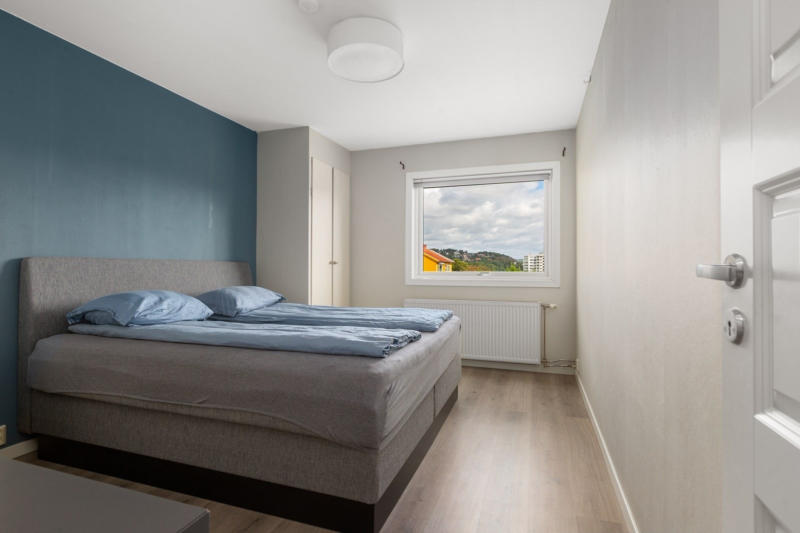 Begge soverommene fikk alle overflater oppusset 2019 og har laminat på gulv, malt tapet på vegger og malte tak. Ett soverom har 2 doble medfølgende skap og ett soverom har medfølgende trippelskap. Her er bilde fra hovedsoverommet Galleribilde