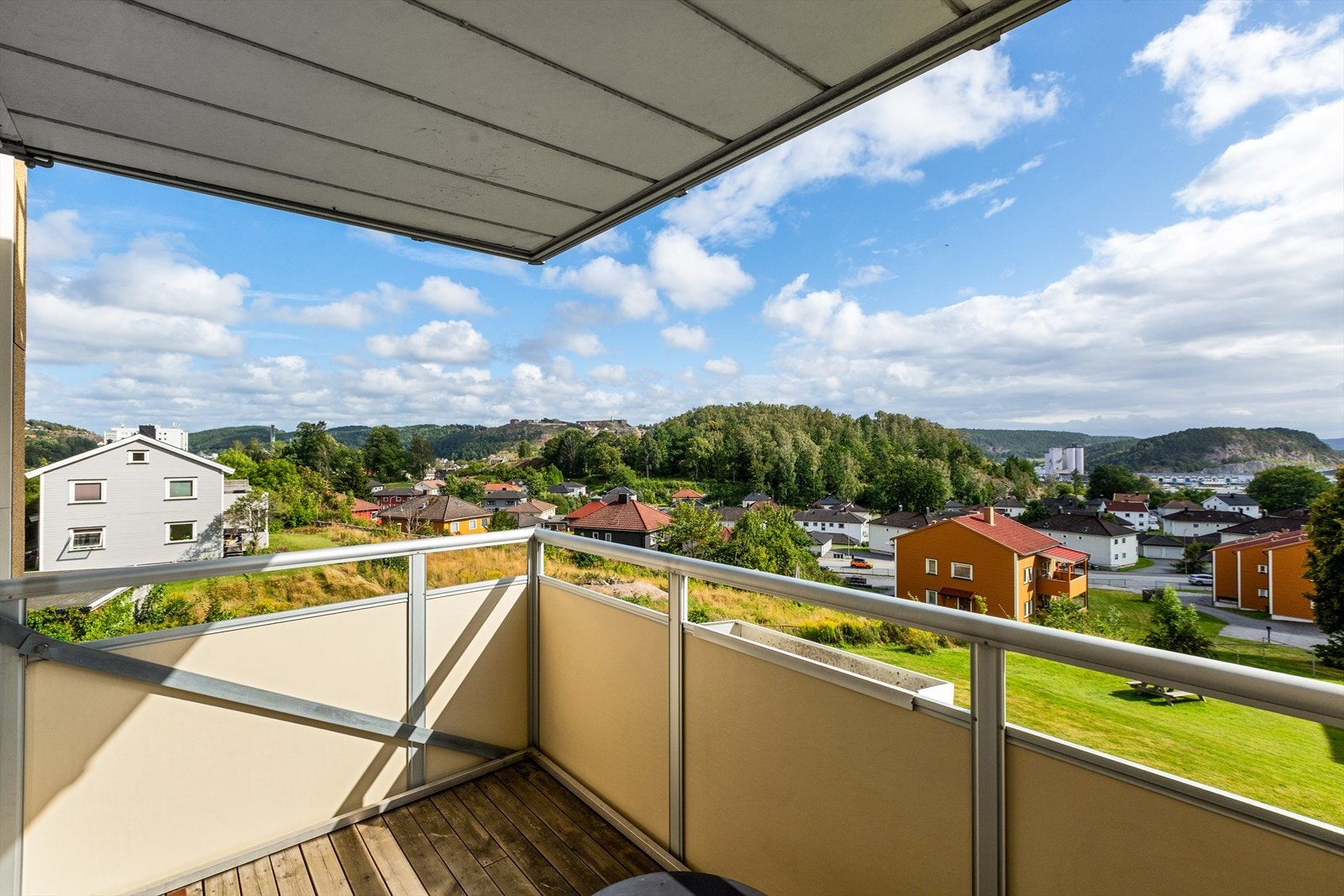 Fra stue er det utgang til sydvendt og solrik balkong på ca. 6 kvm. med flott utsikt mot både innseilingen til Halden og mot Fredriksten festning Galleribilde