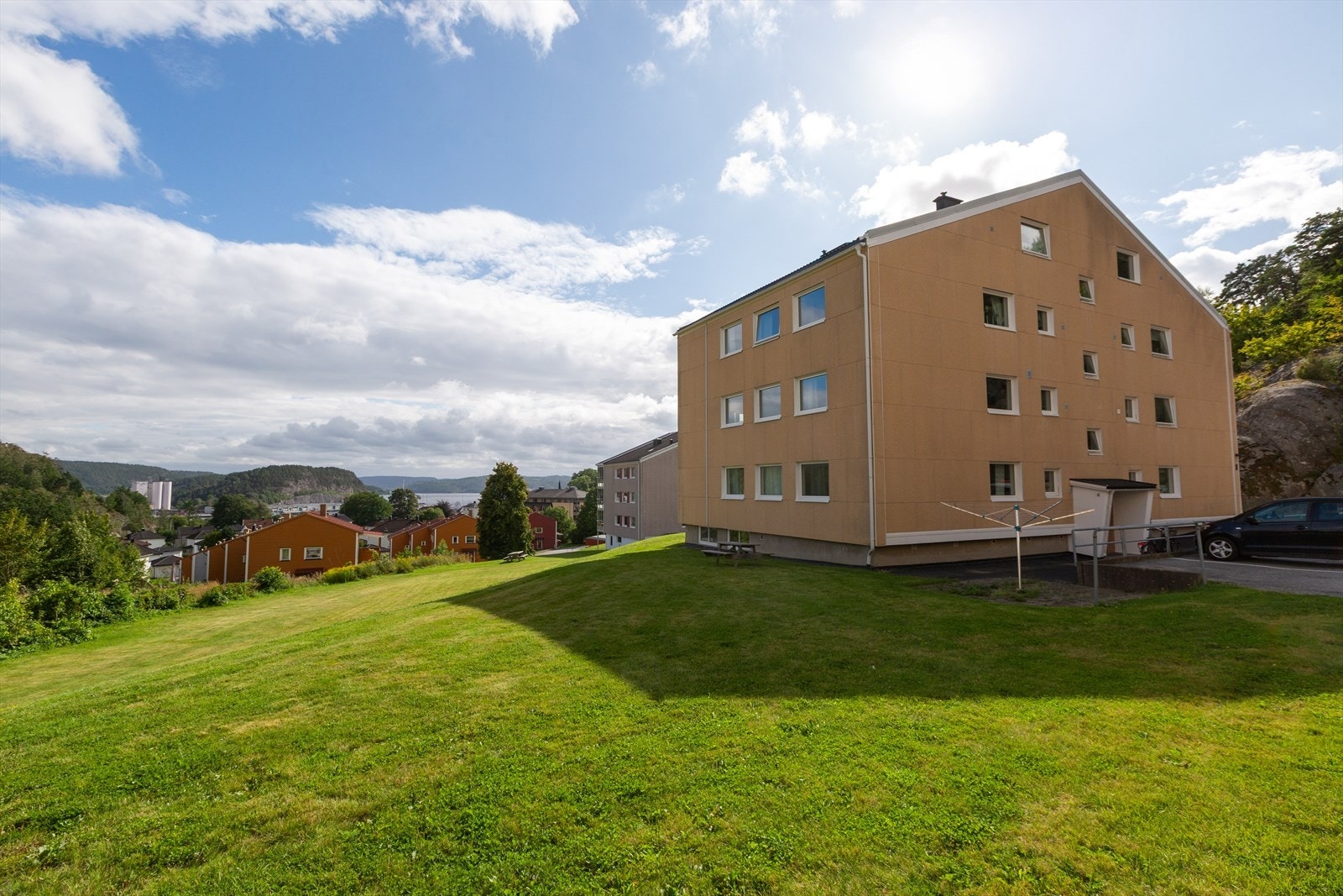 Felles hage for borettslaget med store plenarealer med variert beplanting og sittegrupper Galleribilde