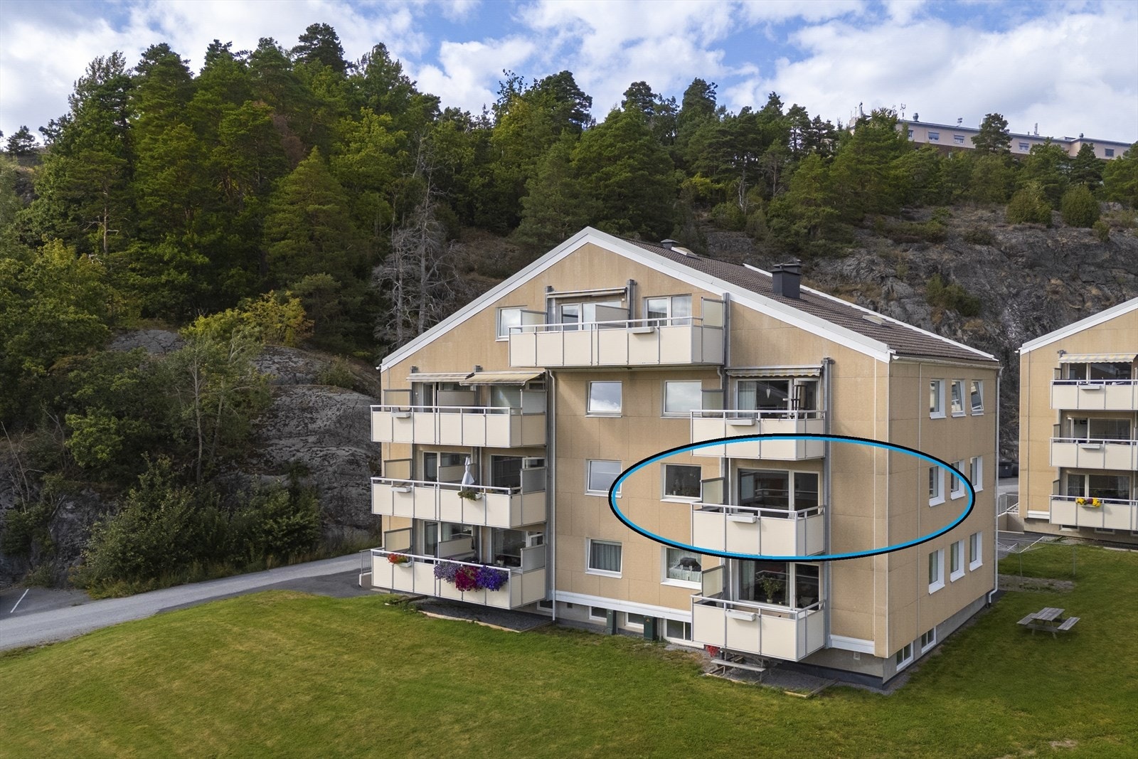 Leiligheten har en høy, fri og sentral beliggenhet på nordsiden av Halden sentrum med kort gangavstand ned til alle byens fasiliteter Galleribilde