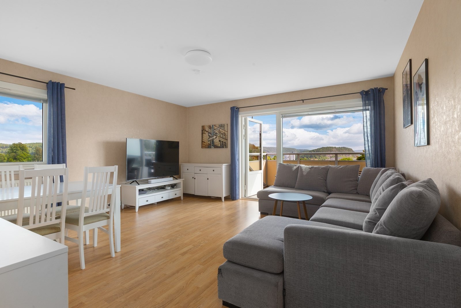 Stue ble oppusset omkring 2008 og har laminatgulv og tapetserte vegger Galleribilde