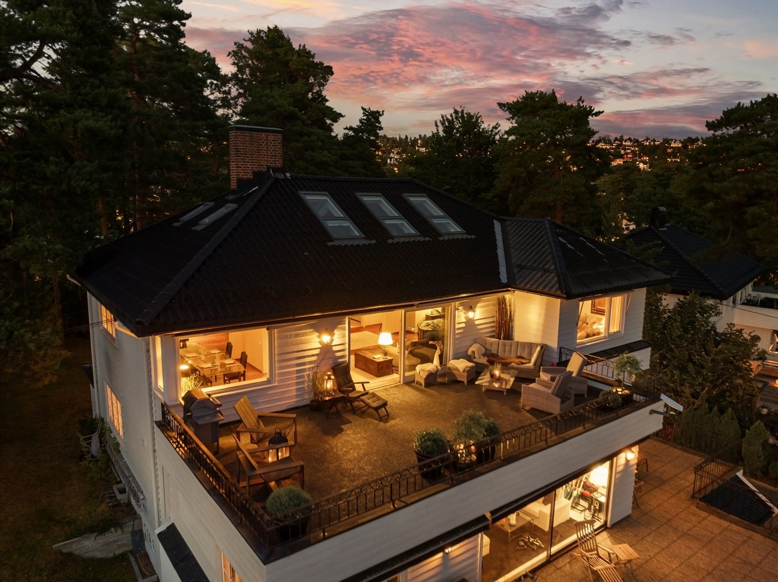 Toppleilighet beliggende på øyas sydside, vendt mot solen og vannet. Galleribilde