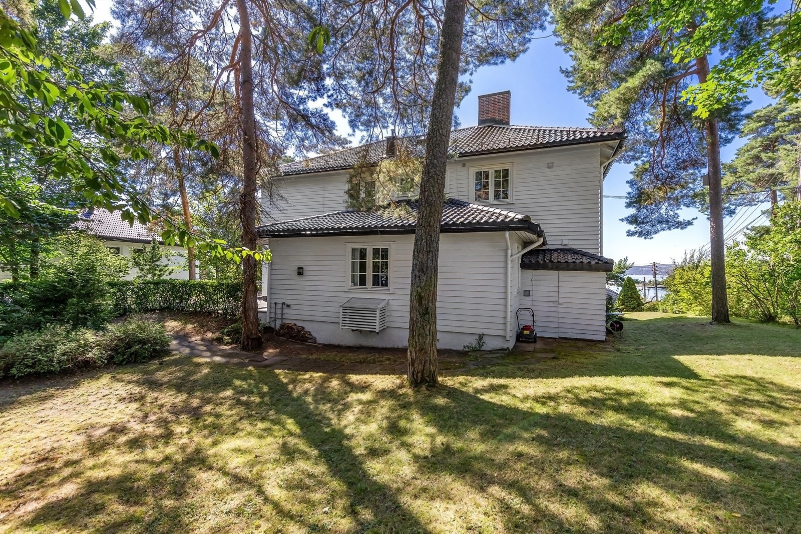 Hage på baksiden av huset disponeres av denne seksjonen. Se situasjonskart vedlagt sameiets vedtekter for mer informasjon. Galleribilde