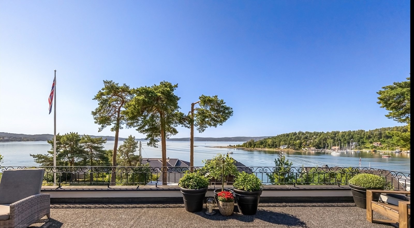 Opplev de fantastiske solnedgangene fra stuen og terrassen. Galleribilde