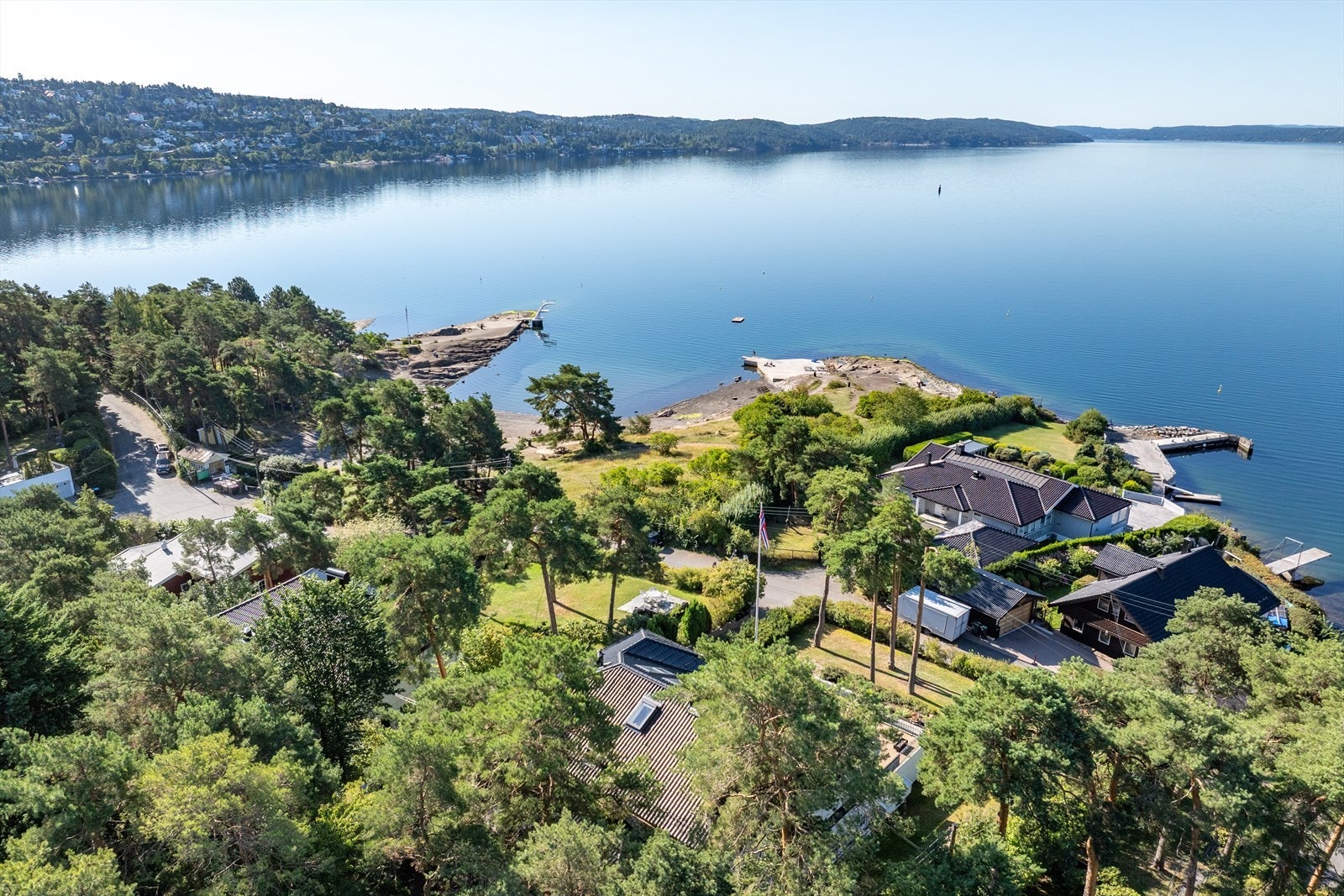 Velkommen til Måkeveien 21 på Ulvøya, en sjelden mulighet til å sikre seg en stor toppleilighet med spektakulær beliggenhet. Her bor du bokstavelig talt i vannkanten, med solen, sjøen og fjorden som nærmeste naboer. Galleribilde