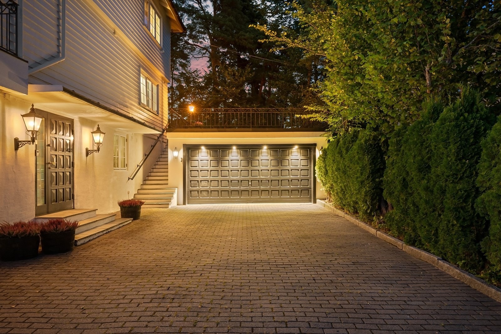 Leiligheten disponerer halvpart av dobbelgarasje, bod i bakkant av garasjeplassen og biloppstillingsplass på utsiden av porten. Galleribilde