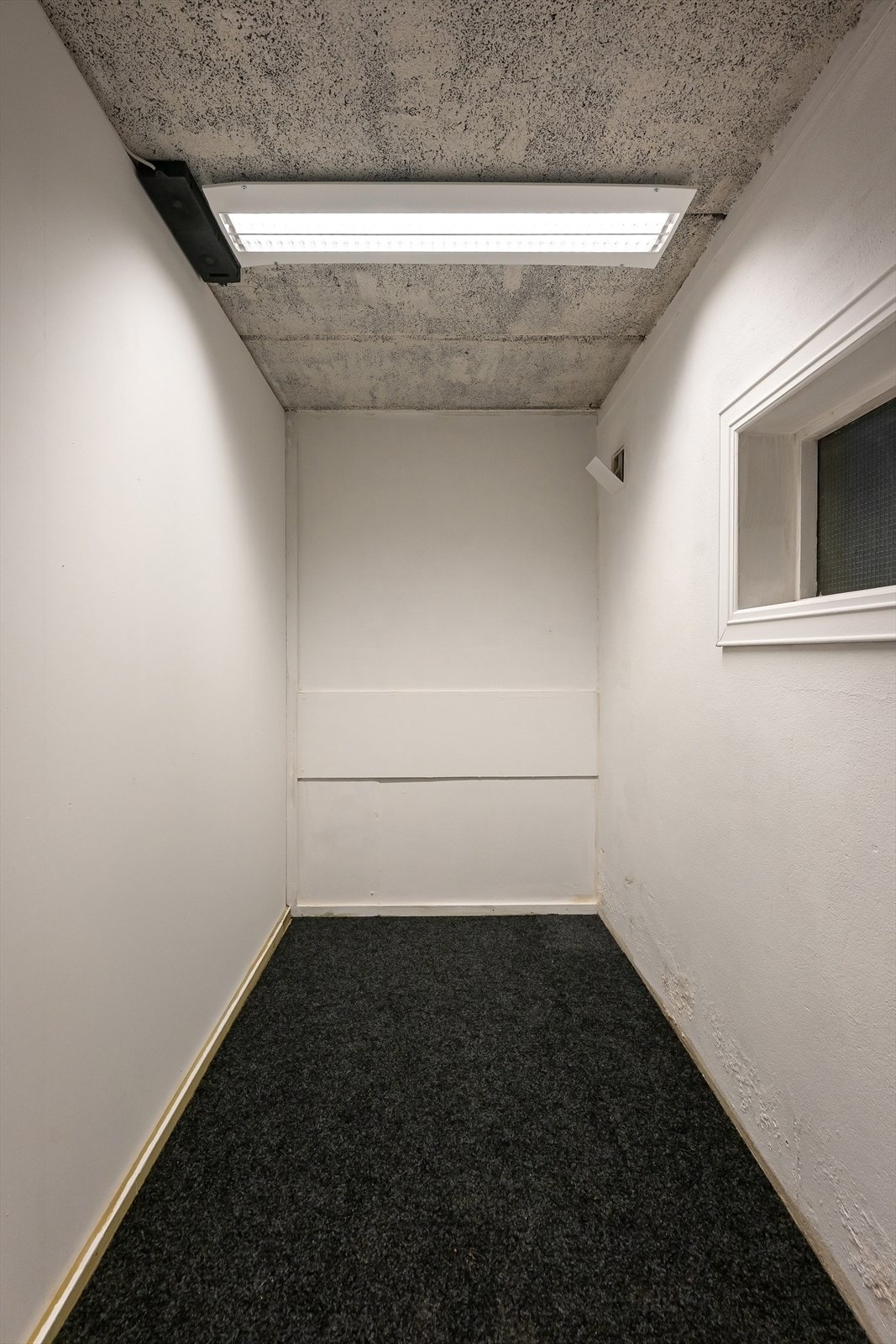 Bod i bakkant av garasjeplassen. Galleribilde