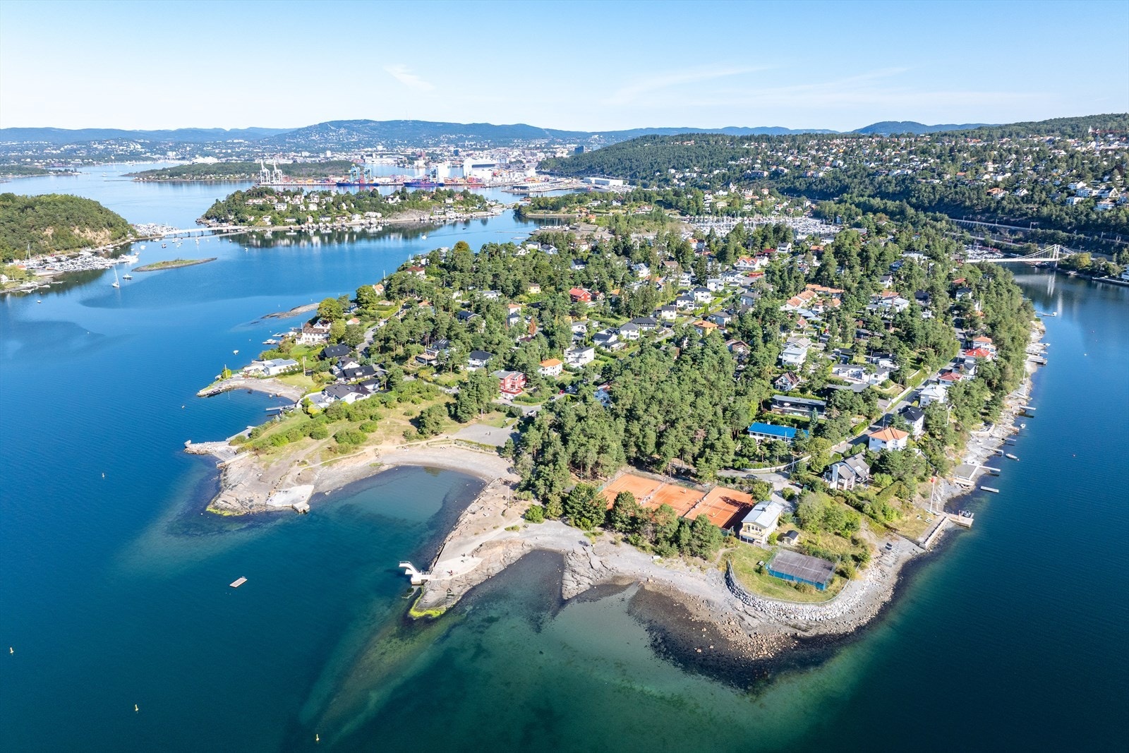 Ulvøya Vell er hjertet i øyas fellesskap og står for mye av trivselen og aktivitetene på øya. Som medlem får du tilgang til badestrand, medlemskap i tennisklubb, leie av vellhus og barnehage via Ulvøya Vell. Se https://ulvoya.no/ for mer informasjon Galleribilde