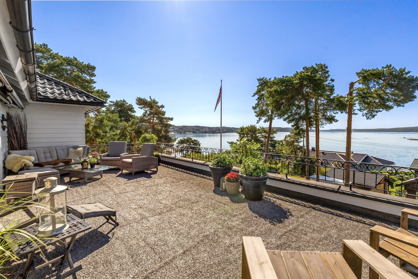 Sjø og sol som nærmeste nabo. Galleribilde