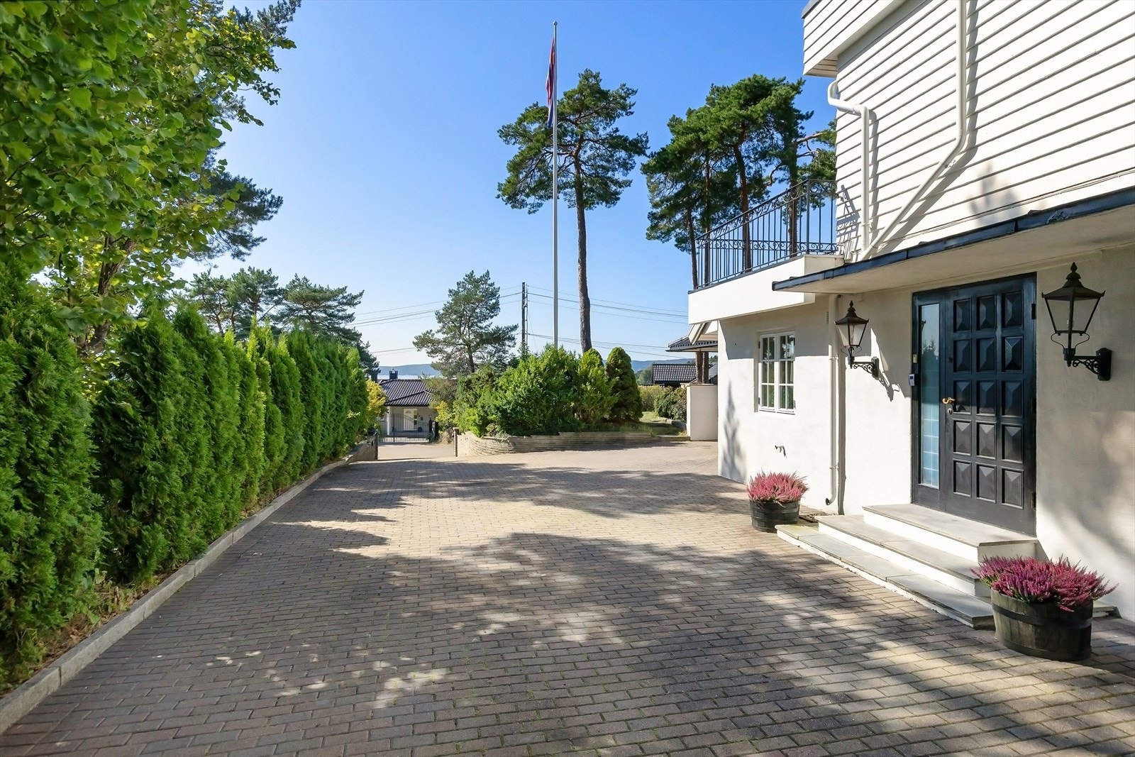 Hyggelig gårdsplass belagt med brostein. Sameiets 3 seksjoner disponerer hver sine deler av gårdsplassen til parkering. Galleribilde