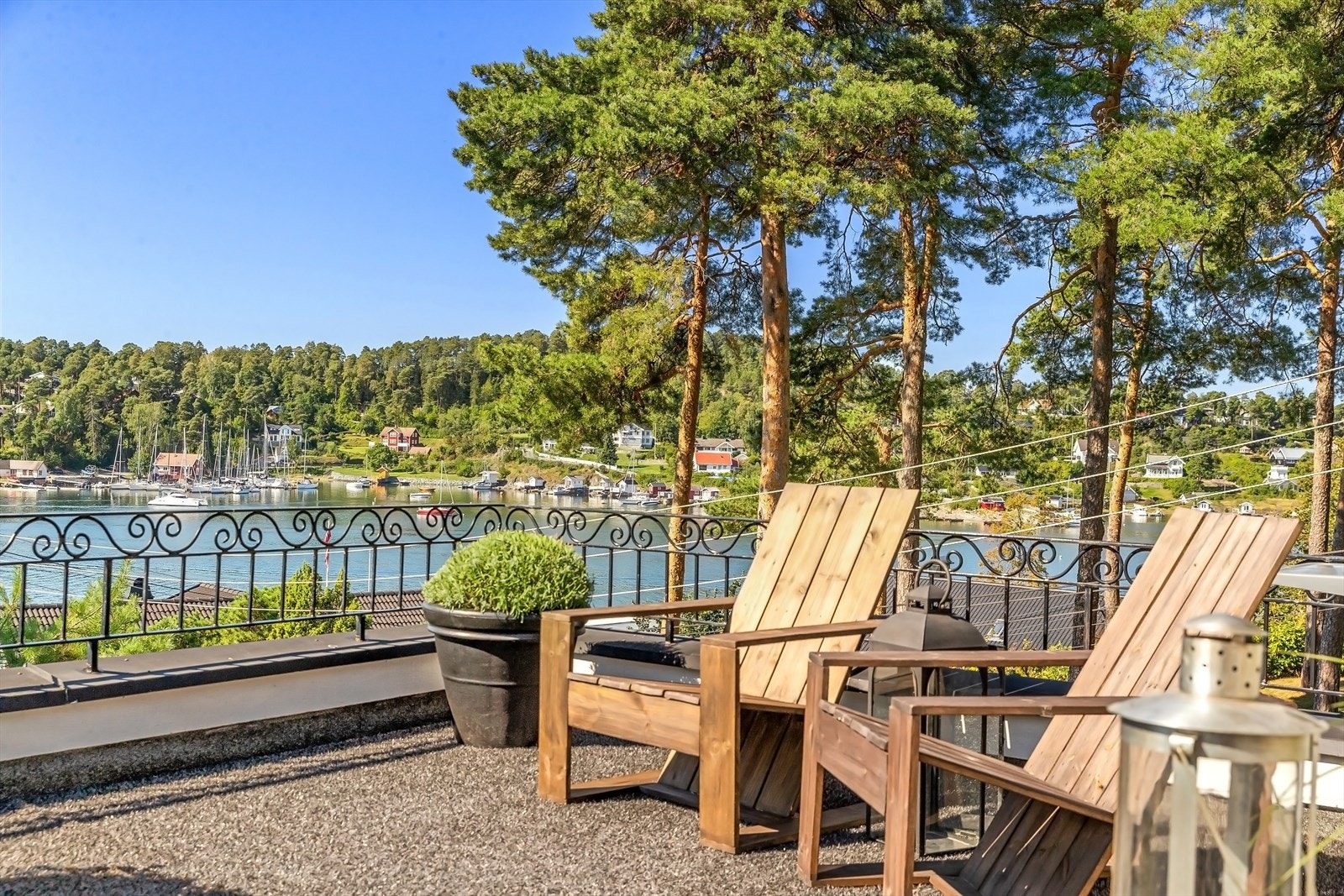 Bo tett på sjøen, året rundt. Galleribilde