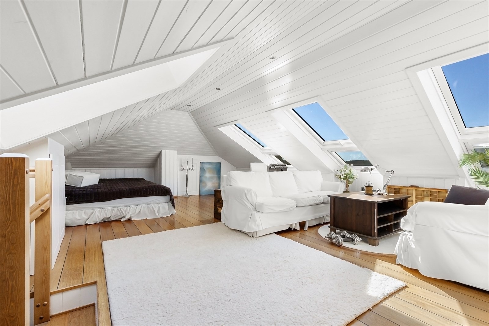Loftstue med takvinduer. Flott utsikt mot sjøen også fra denne etasjen. Galleribilde