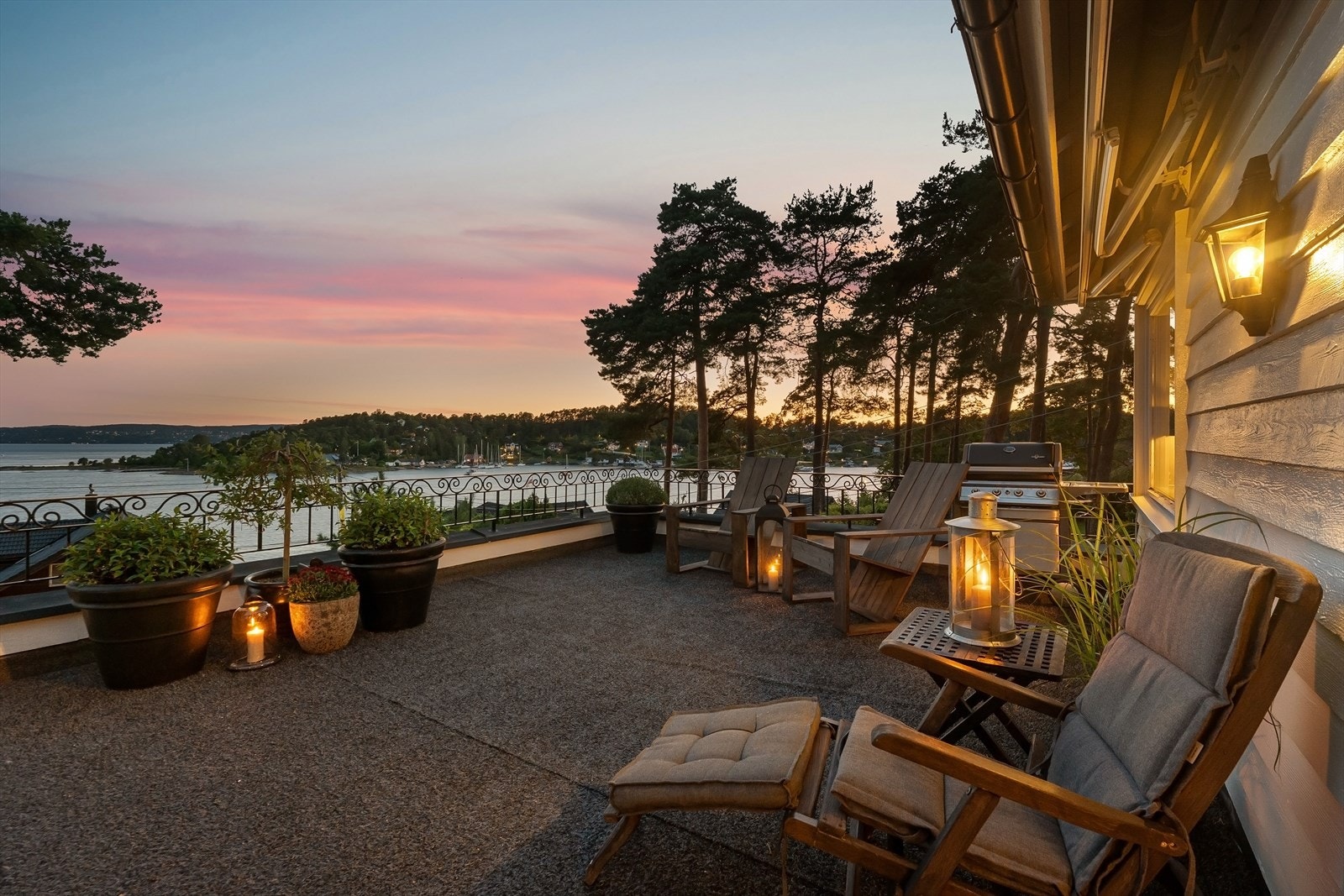 Her ligger du på sydsiden, vendt mot vannet og solen. Galleribilde
