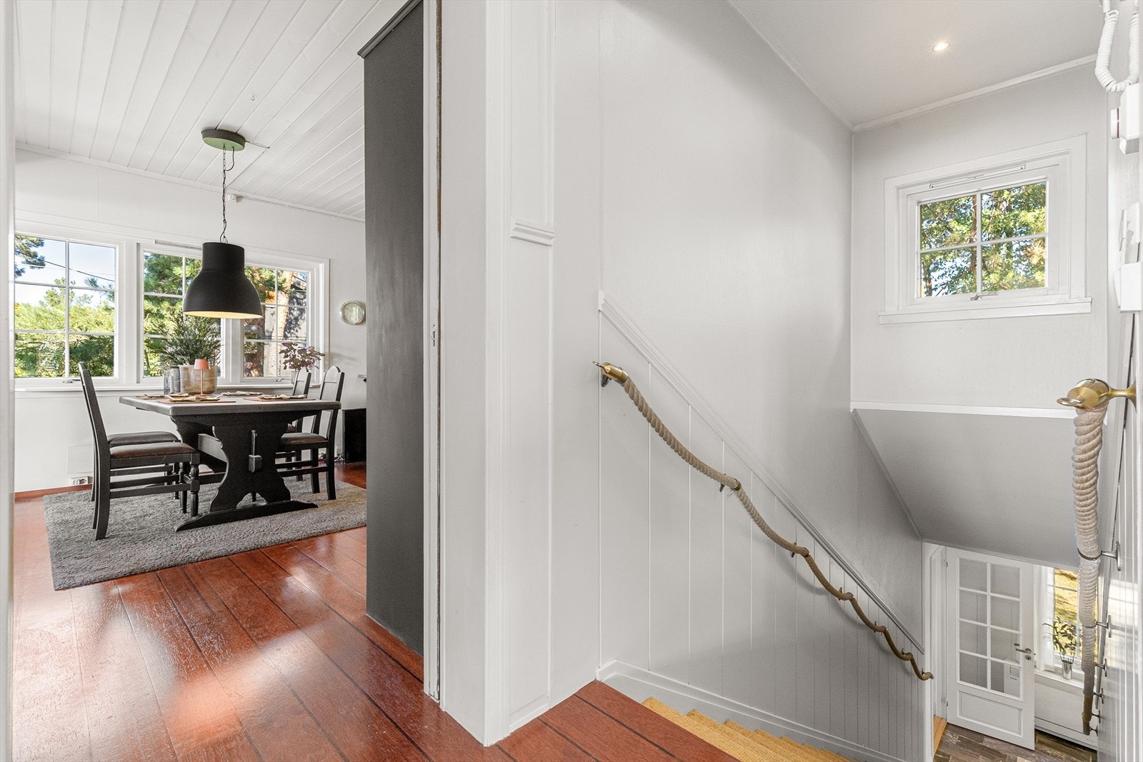 Trapp fra hovedplan leder oss ned til inngangspartiet med garderobe, separat wc/bad/vaskerom og sovealkove. Galleribilde