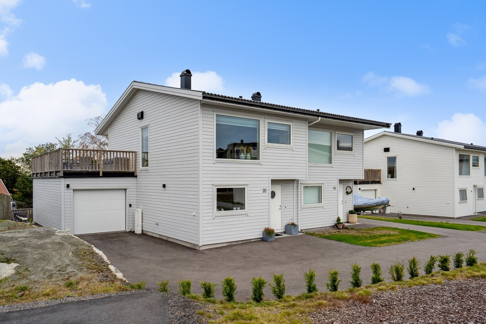 Det er velstelt og praktisk tilrettelagt med asfaltert gårdsplass med både garasje og flere biloppstillingsplasser. Galleribilde