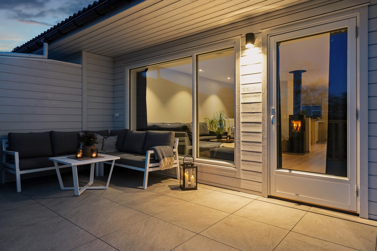 Fra stuen er det utgang til en romslig terrasse. Galleribilde