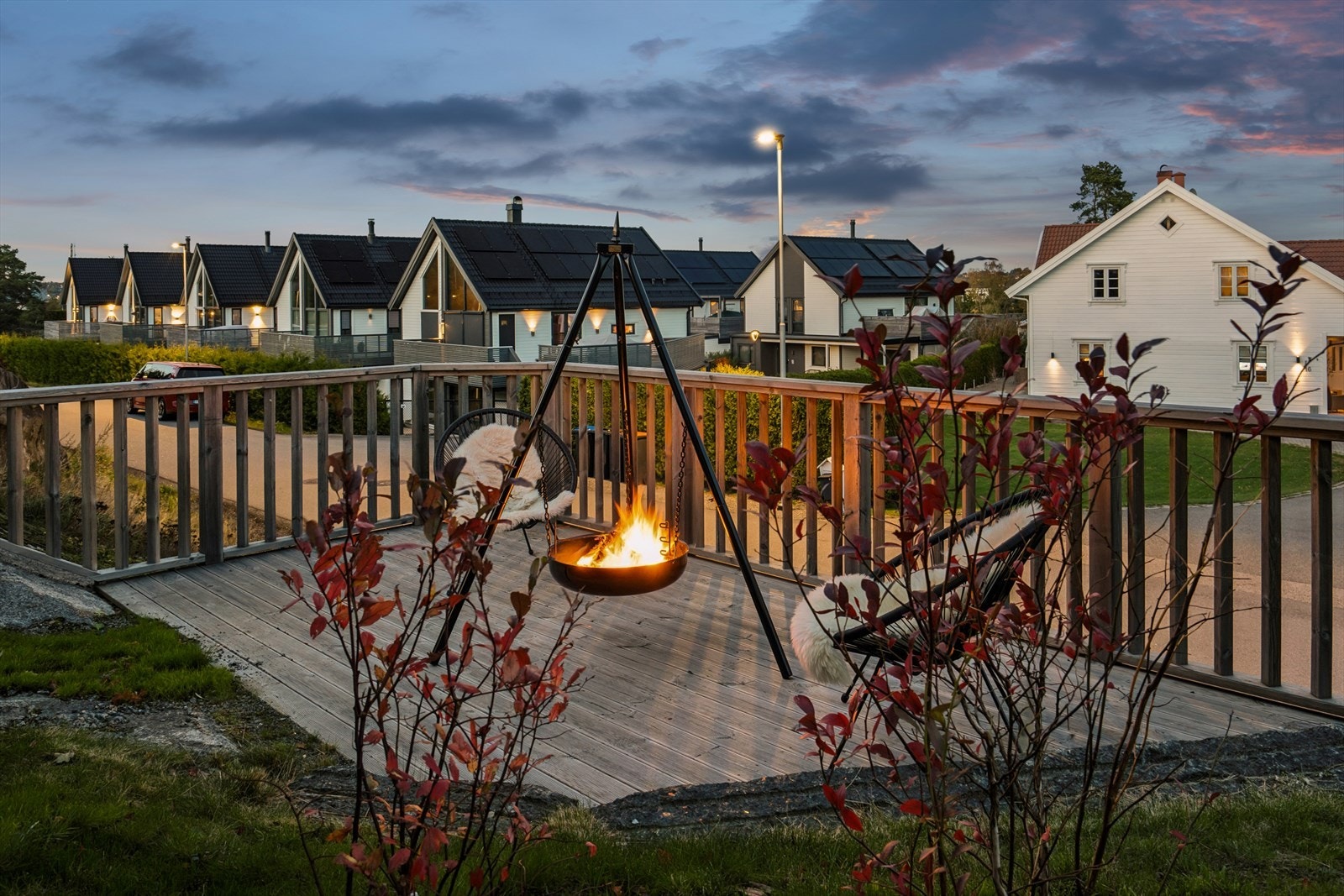 Boligen har fine uteplasser. Galleribilde