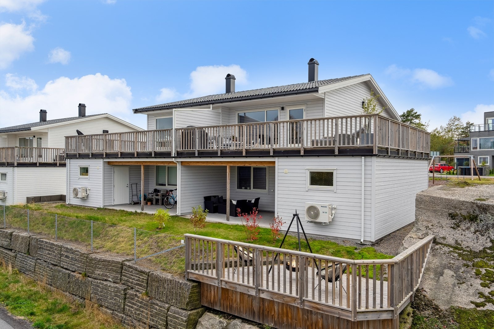 Hyggelig og lettstelt hage med flere fine uteplasser. Galleribilde