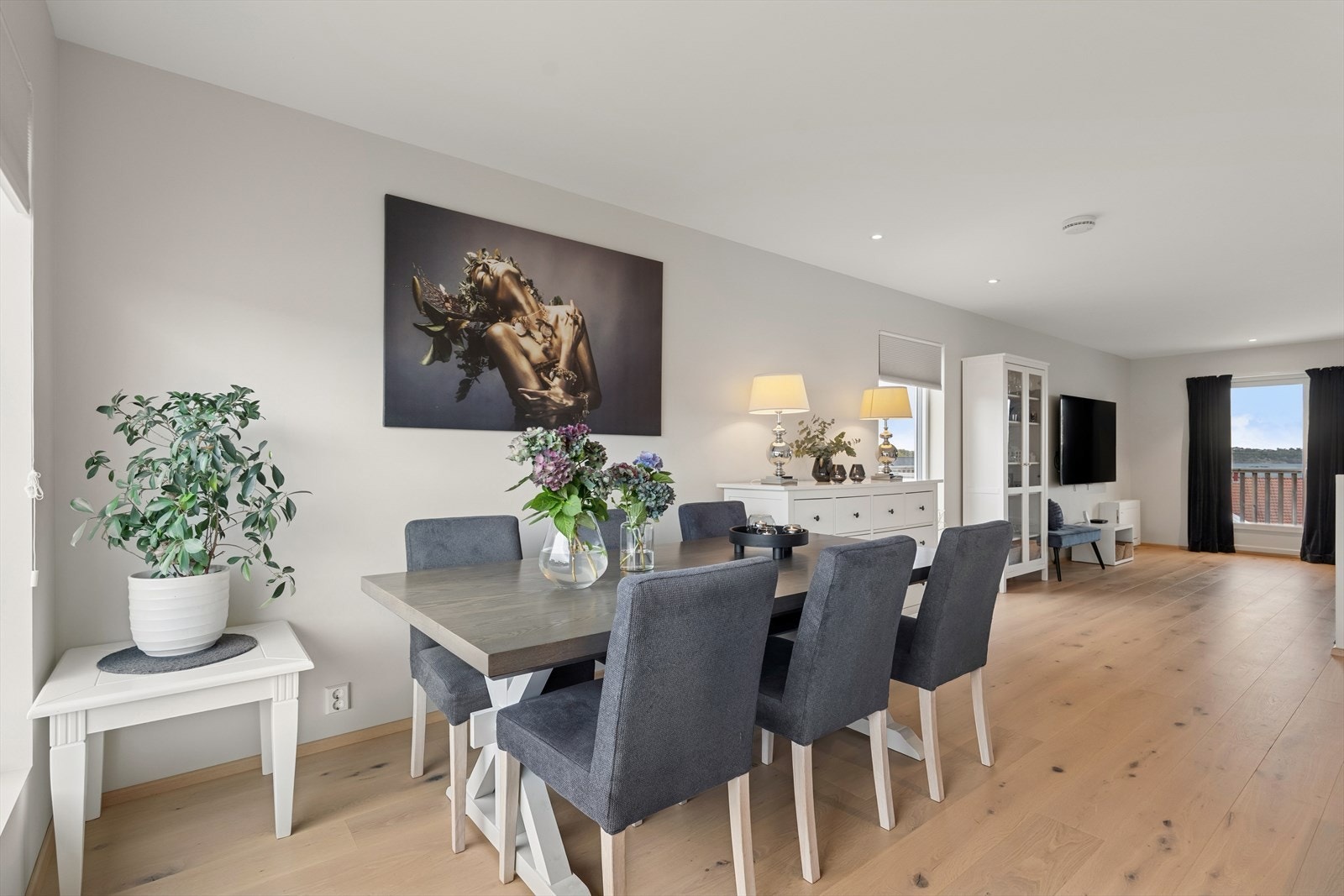 Vinduer på begge sider sørger for gjennomlys og svært gode lysforhold. Galleribilde