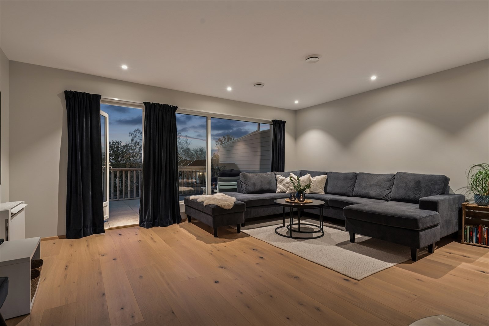 Boligen har en lys og romslig stue med god plass til møblering i flere soner. Galleribilde