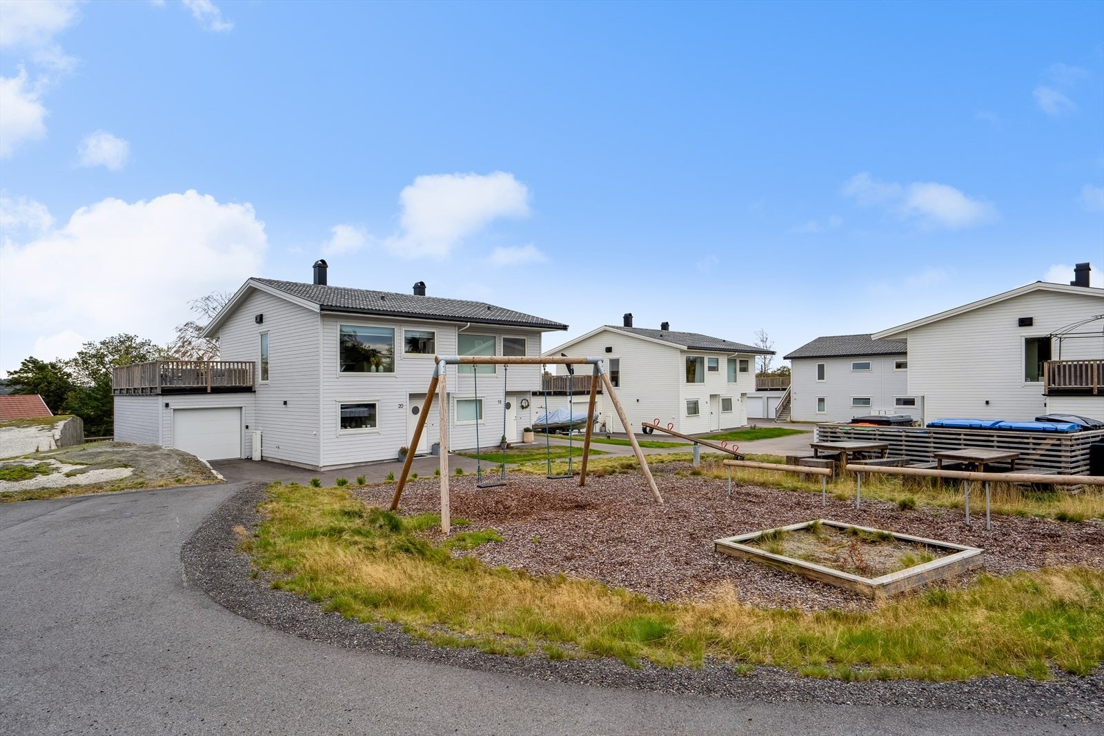 Barnevennlig boligområde med lekeplass. Galleribilde