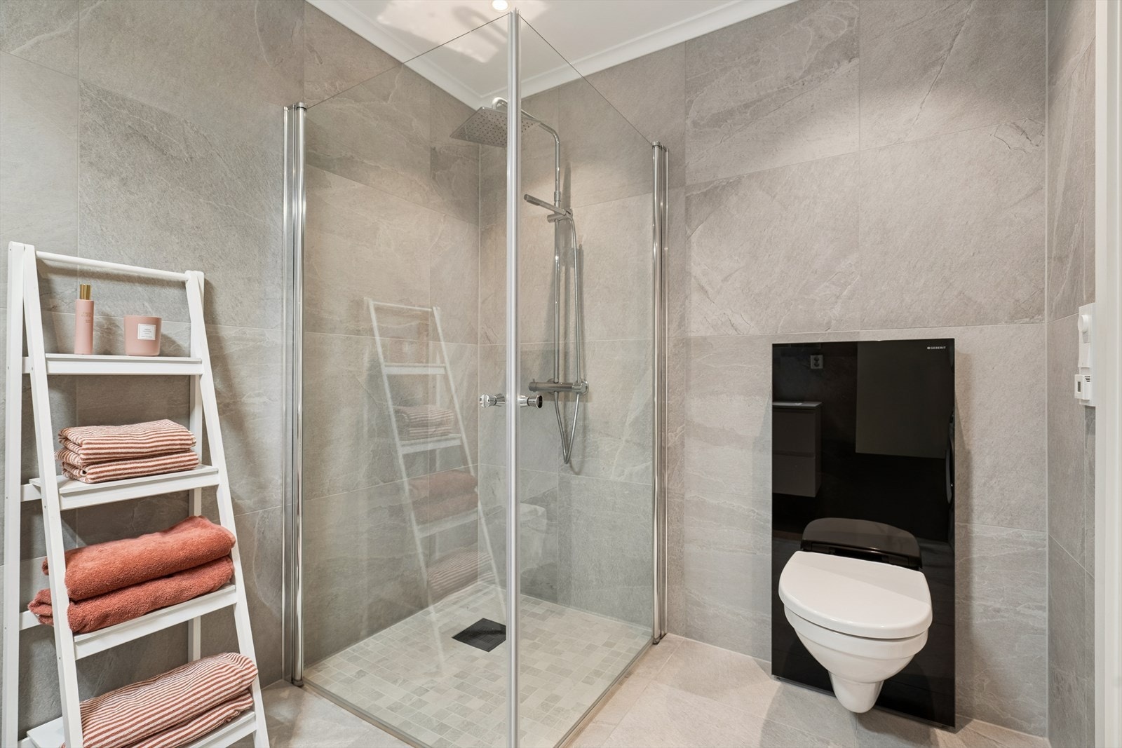 Avtrekksventil i himlingen er tilkoblet det balanserte ventilasjonsanlegget, som sikrer god luftkvalitet. Galleribilde