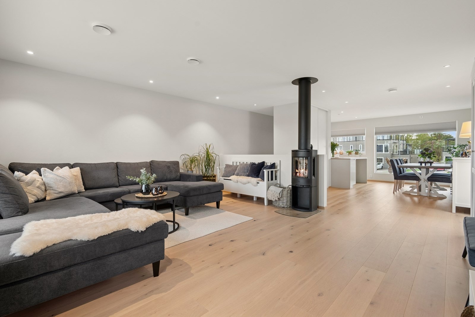 Det er montert et fint ildsted som sørger for lun varme og knitrende god stemning på kalde dager. Galleribilde