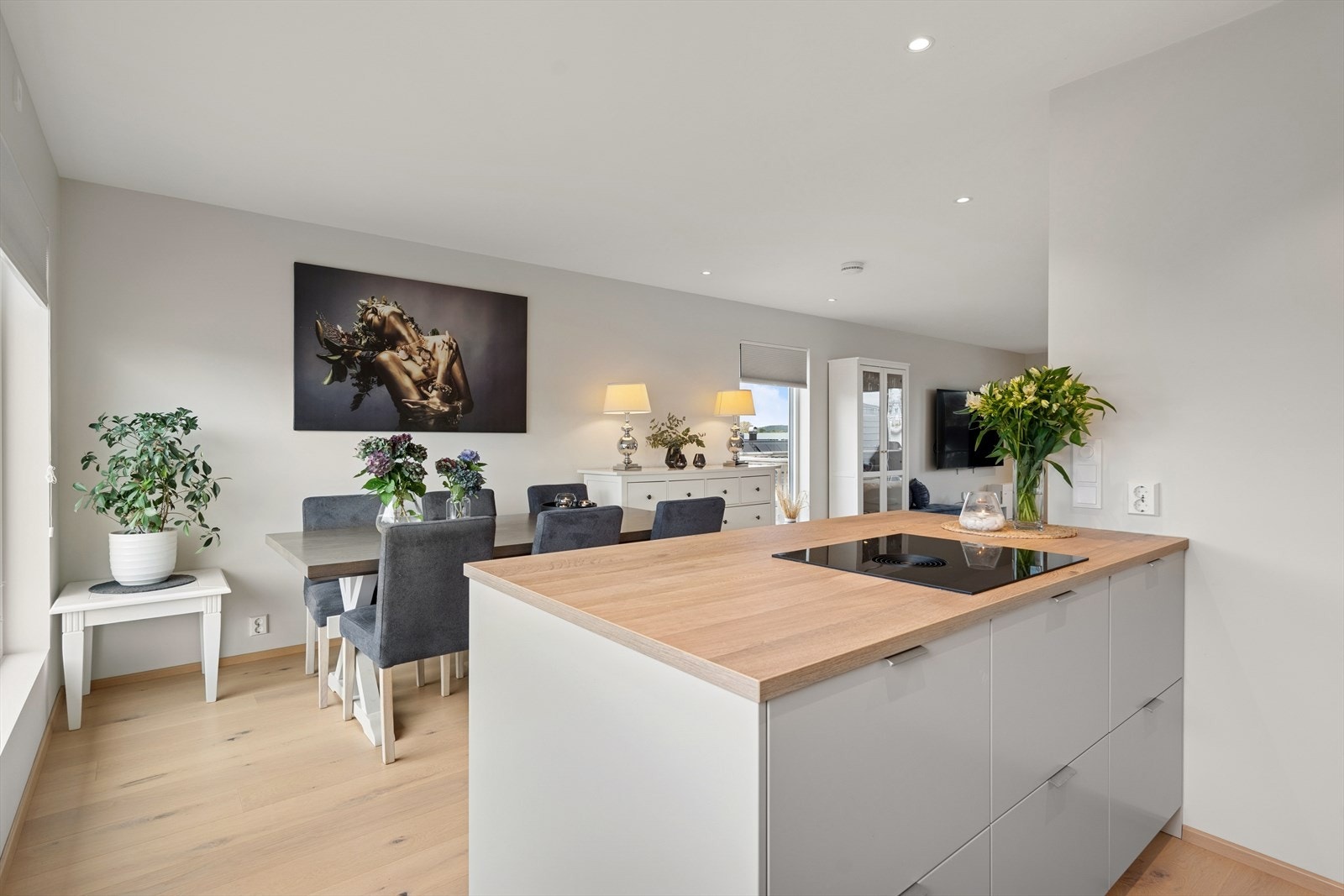 Kjøkkenet har en praktisk kjøkkenøy med platetopp og godt med både skap- og benkeplass. Galleribilde