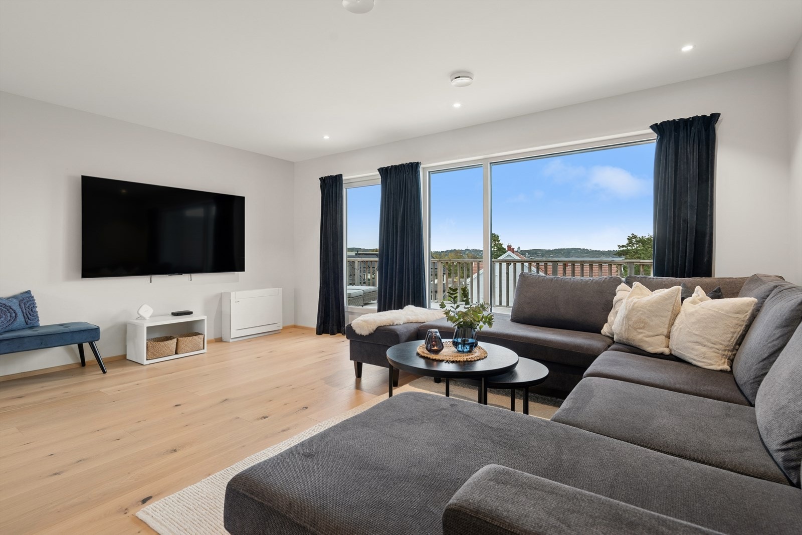 Stuen har gode lysforhold fra de store vindusflatene. Galleribilde