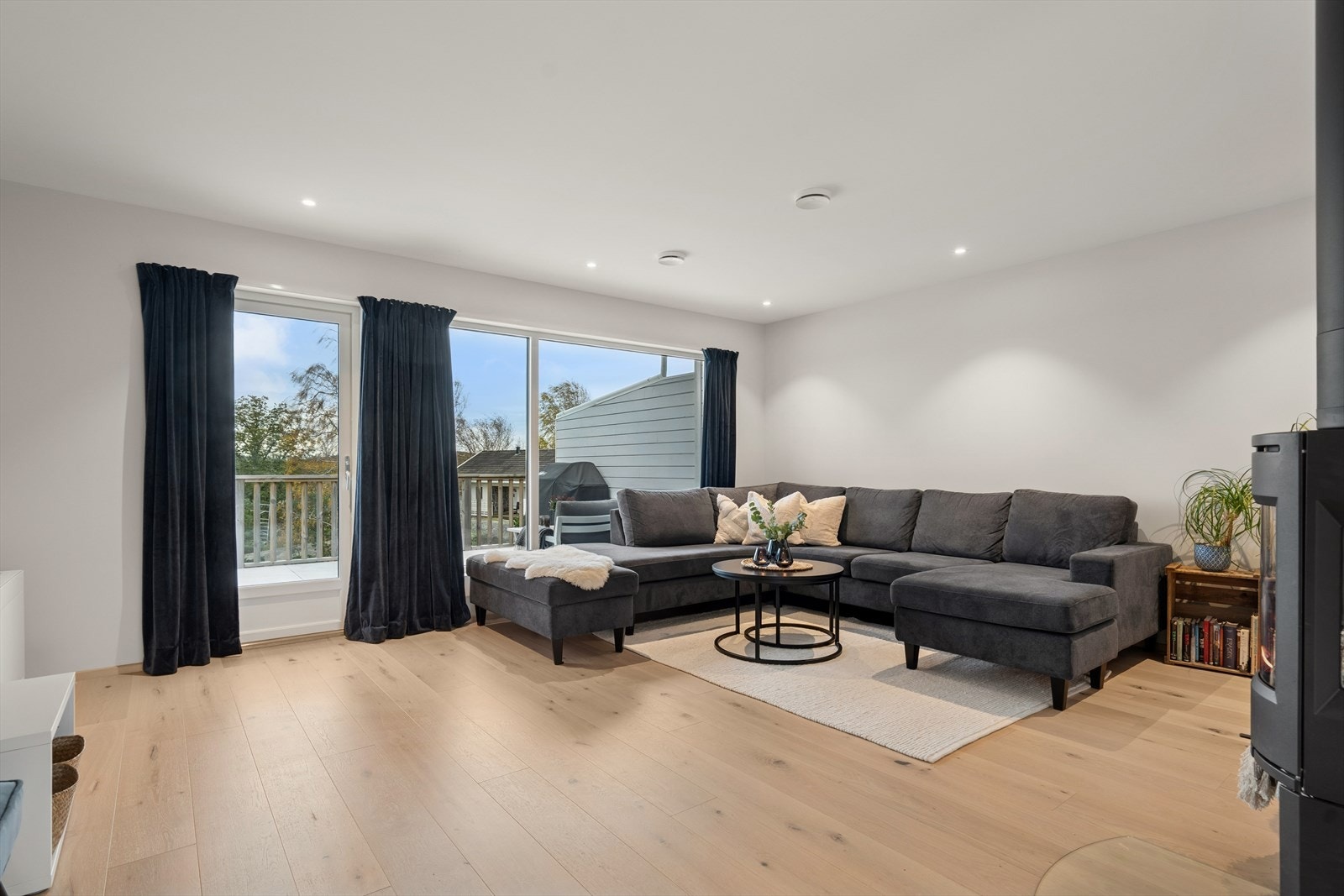 Stuen har et flott parkettgulv, og malte flater på vegger og i himlingen. Galleribilde