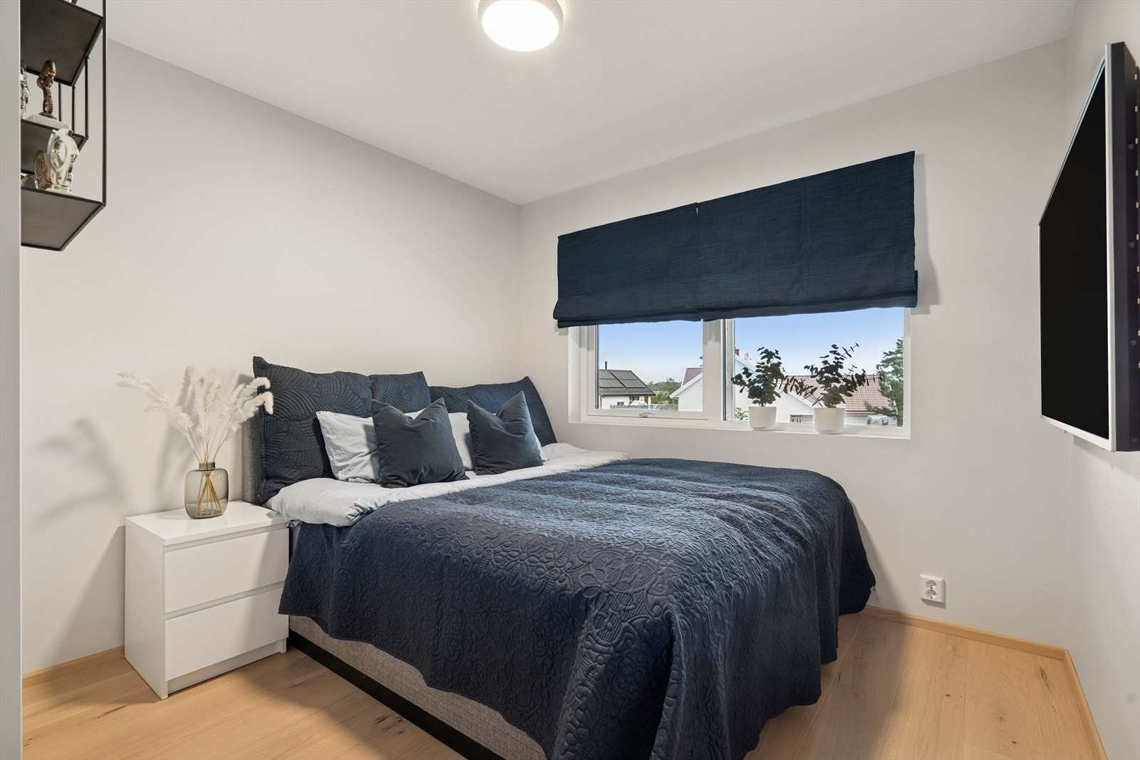 Hovedsoverommet har god plass til dobbeltseng og tilhørende møblement. Galleribilde