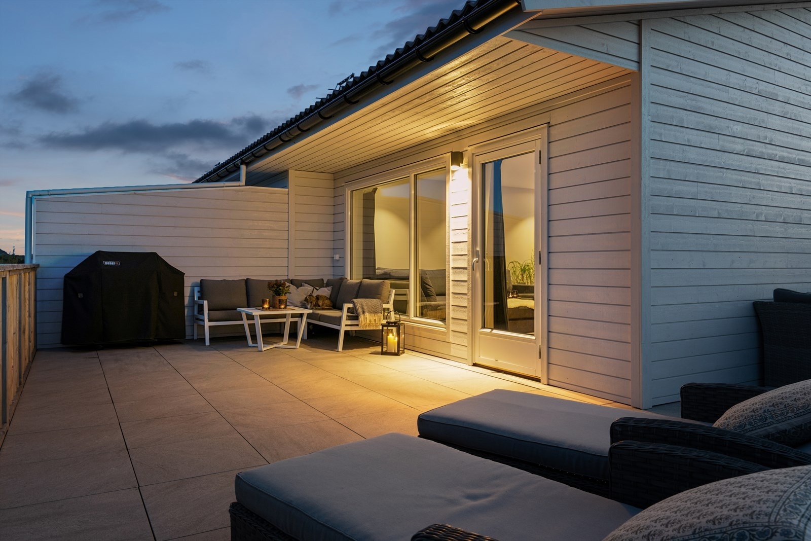 Uteplassen har praktiske og lettstelte fliser på gulvet. Galleribilde