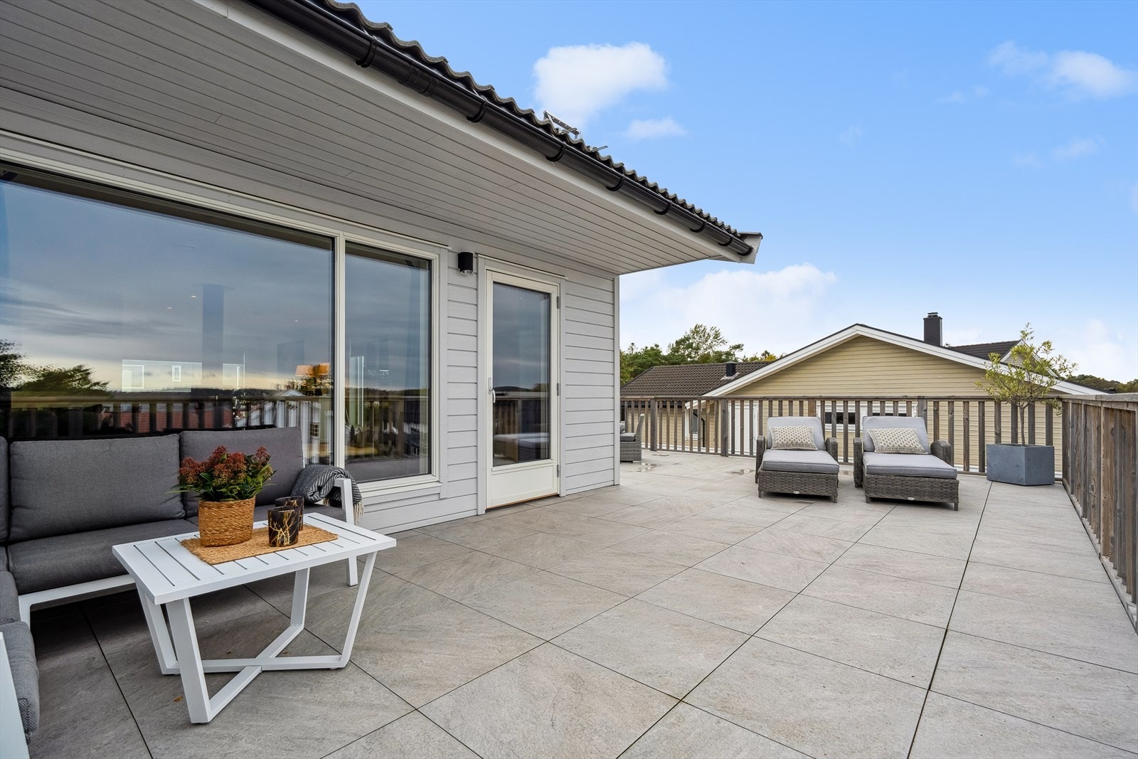 Utenfor stuen er det en terrasse på hele 48 kvm. Galleribilde