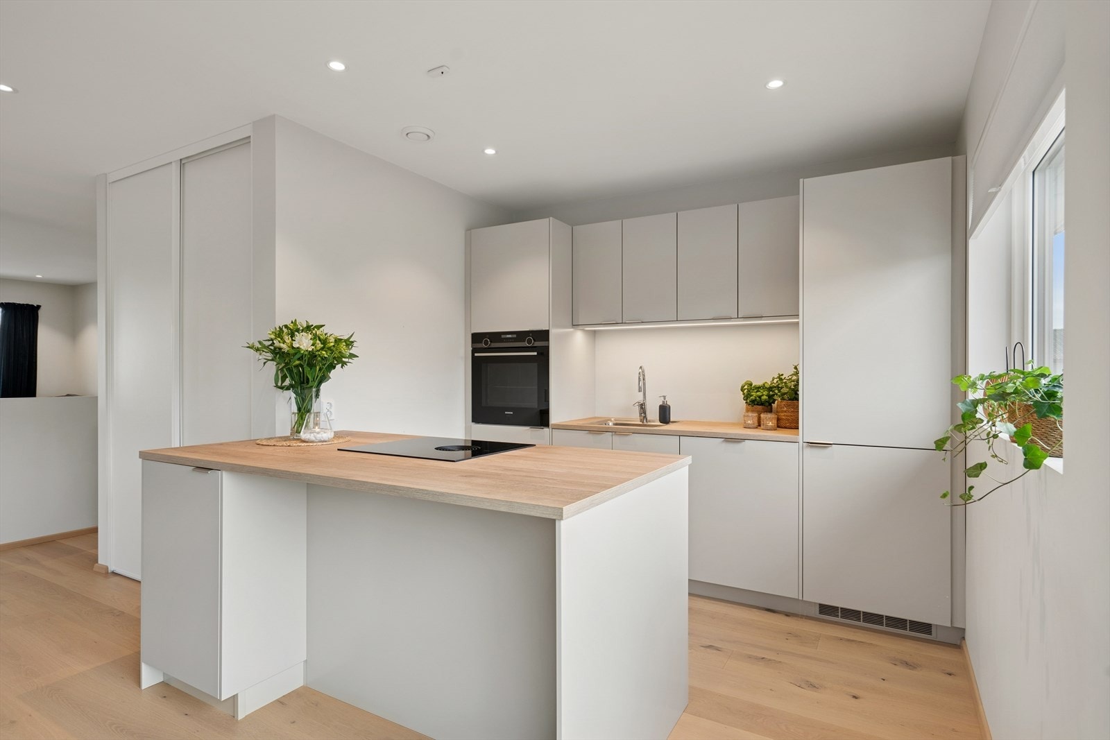 Kjøkkenøyen har også en fin barløsning med plass til stoler. Galleribilde