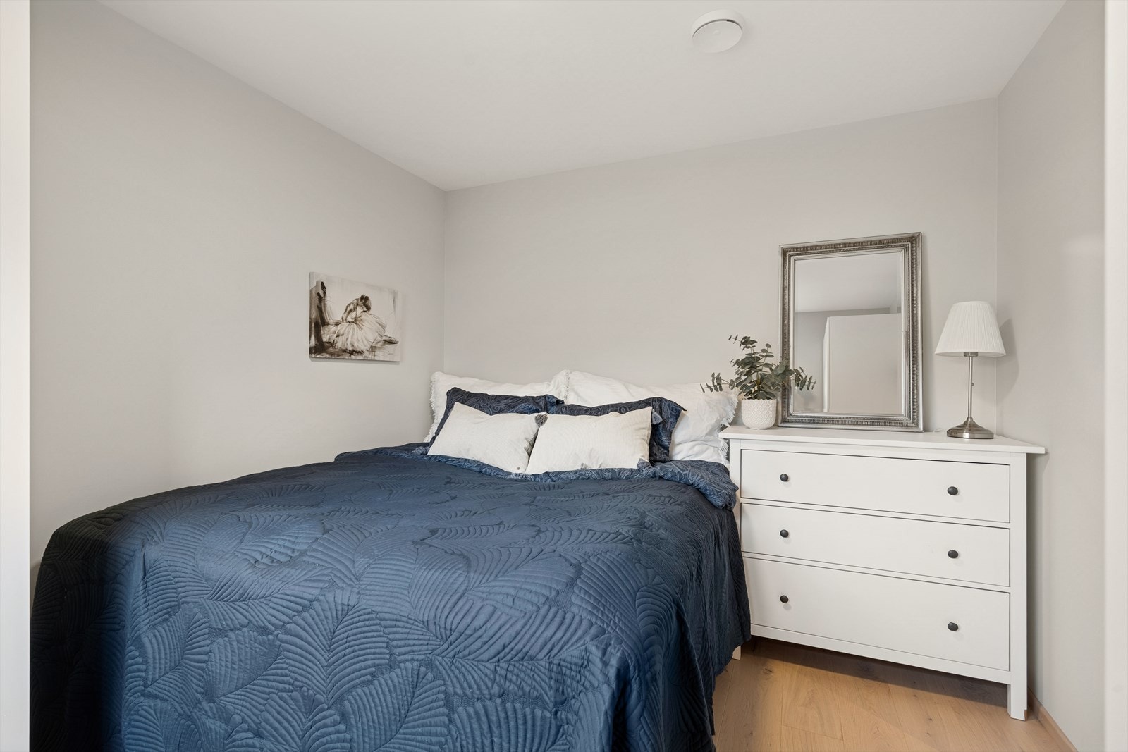 Soverom 2 er også romslig, og har plass til både seng, garderobeskap og annen ønsket møblering, f.eks skrivebord. Galleribilde